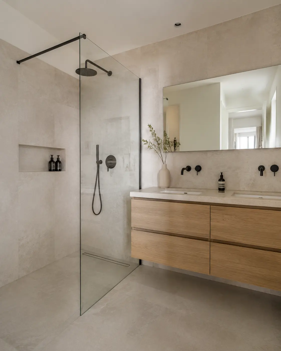 Complete badkamerrenovatie met zorgvuldig geplaatst sanitair