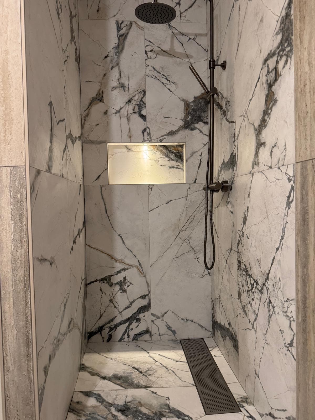 Lichte douche met aderpatroon, zwarte regendouche en lineaire afvoer