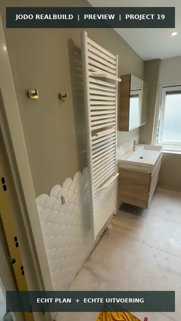 Voorbeeld van Compacte badkamer met hoekdouche en comfortzone
