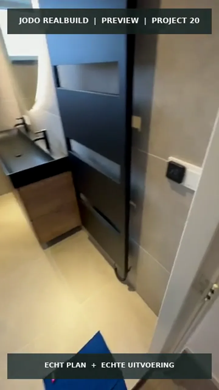 Openbare projectpreview van Lange badkamer met halfhoge douchewand